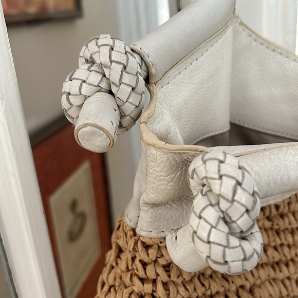 Raffia bag with white leather detail and straps. Multiple inside pockets. - Picture 5 of 6